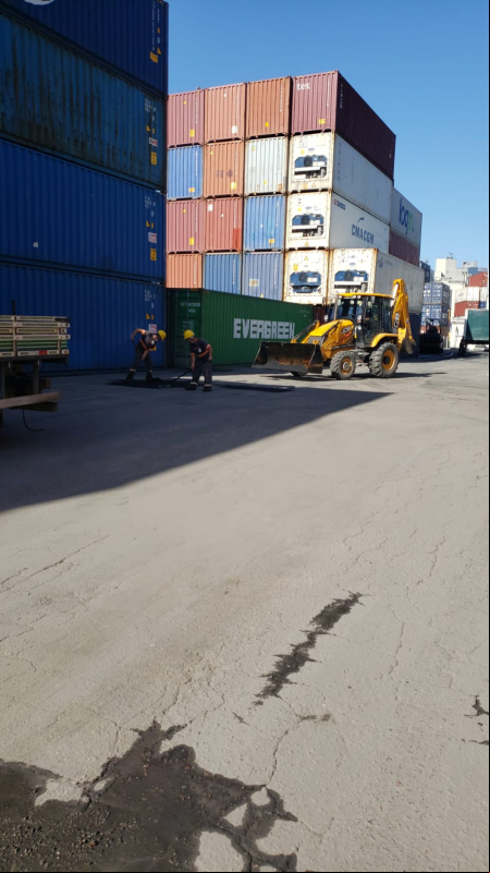Autoridade Portuária realiza reparos na pavimentação da área pública do Porto de Itajaí.