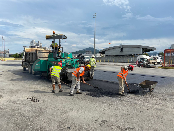 Autoridade Portuária realiza reparos na pavimentação asfáltica da área pública do Porto de Itajaí  